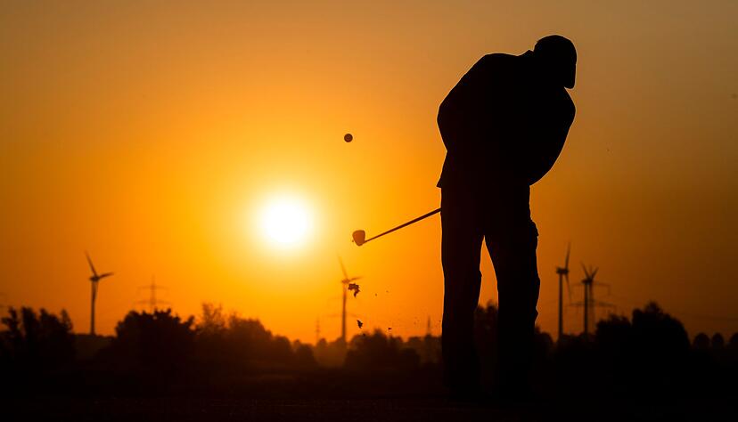 Golfen bei Sonnenaufgang. (Symbolbild) Golfen bei Sonnenaufgang. (Symbolbild)