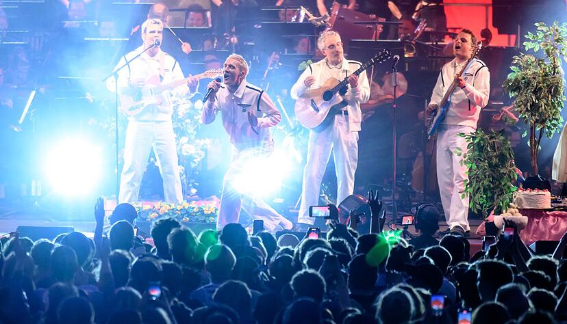 Überraschungsgast beim Eröffnungskonzert des «Kosmos»-Festivals im Sommer: die Chemnitzer Band Kraftklub. (Archivbild) Überraschungsgast beim Eröffnungskonzert des «Kosmos»-Festivals im Sommer: die Chemnitzer Band Kraftklub. (Archivbild)