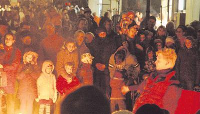 Eine Reihe von Künstlern lockten am Freitagabend beim flammenden Brackenheim die Besucher an.Foto: Gerhard Dubinyi