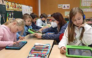 Mit Tablets kennen sich die Grundschüler in Jagsthausen aus. In allen Klassen kommen die Geräte als Ergänzung zum analogen Unterricht zum Einsatz. Fotos: Ralf Seidel Mit Tablets kennen sich die Grundschüler in Jagsthausen aus. In allen Klassen kommen die Geräte als Ergänzung zum analogen Unterricht zum Einsatz. Fotos: Ralf Seidel