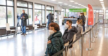 Warten auf Registrierung im Kreisimpfzentrum Heilbronn-Horkheim Warten auf Registrierung im Kreisimpfzentrum Heilbronn-Horkheim