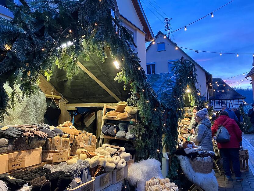 Kuschlige Fellschuhe, warme Socken, geschweißte Gartendeko, gehäkelte Brotkörbe: Die Auswahl an schönen Dingen auf dem Forchtenberger Weihnachtsmarkt ist groß.
