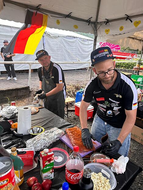 Jürgen Danczyk (links) aus Wüstenrot und Florian Eble aus Obersulm bei den Vorbereitungen fürs Grillen. Jürgen Danczyk (links) aus Wüstenrot und Florian Eble aus Obersulm bei den Vorbereitungen fürs Grillen.