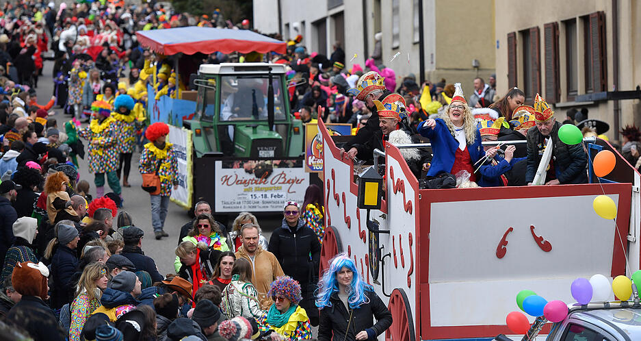 Viele Menschen verfolgten den Faschingsumzug durch Talheim.