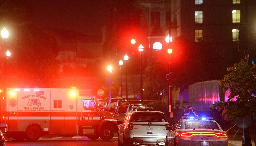 Nach der tödlichen Attacke auf zwei Mitarbeiter der israelischen Botschaft in Washington ist der mutmaßliche Täter wegen Mordes angeklagt worden. Nach der tödlichen Attacke auf zwei Mitarbeiter der israelischen Botschaft in Washington ist der mutmaßliche Täter wegen Mordes angeklagt worden.