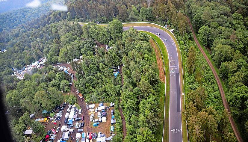 Das gibt es nur am N&uuml;rburgring: W&auml;hrend sich die Nordschleife und auf ihr in diesem Jahr 24 Stunden lang 141 Fahrzeuge durch die Eifel schl&auml;ngeln, sind die Fans an der Strecke und auf den Campingpl&auml;tzen im Motorsport-Fieber.