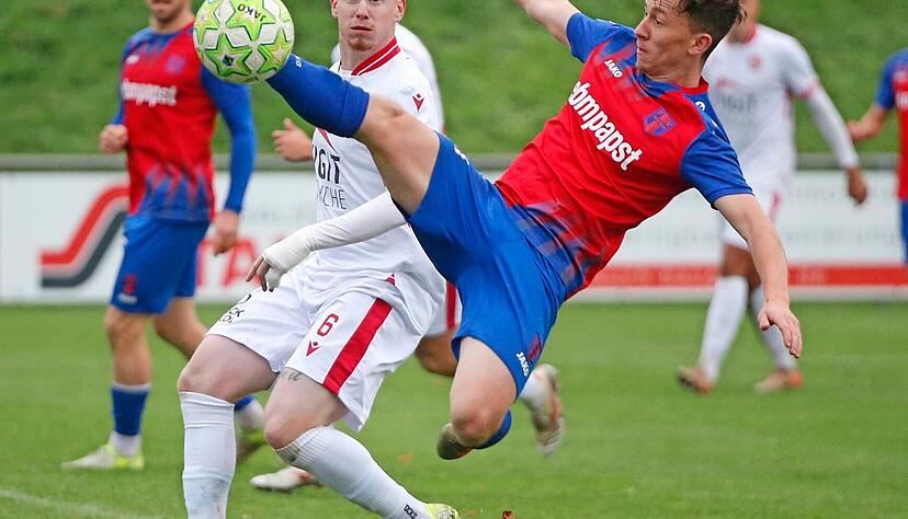 Luke Knapp fliegt an einer Hereingabe vorbei. Der FSV Hollenbach hatte gegen Türkspor Neckarsulm vor allem in der zweiten Hälfte einige aussichtsreiche Strafraumszenen, in denen aber die letzte Präzision fehlte.
Foto:Marc Schmerbeck