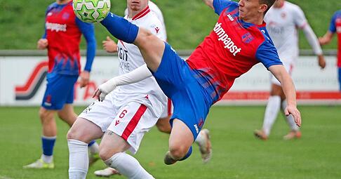 Luke Knapp fliegt an einer Hereingabe vorbei. Der FSV Hollenbach hatte gegen Türkspor Neckarsulm vor allem in der zweiten Hälfte einige aussichtsreiche Strafraumszenen, in denen aber die letzte Präzision fehlte.
Foto:Marc Schmerbeck