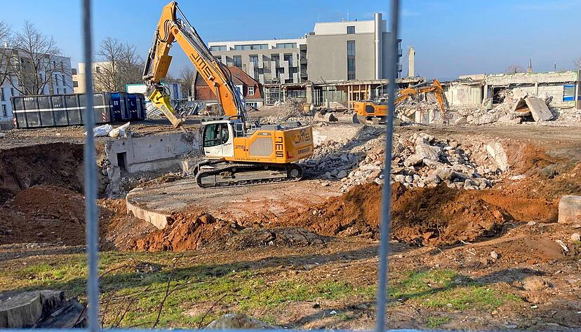 Man glaubt es kaum: Da soll mal ein Hallenbad gewesen sein? Ein Abbruchbagger arbeitet sich an den Fundamentresten des Therapiezentrums ab.
Foto: Adrian Hoffmann