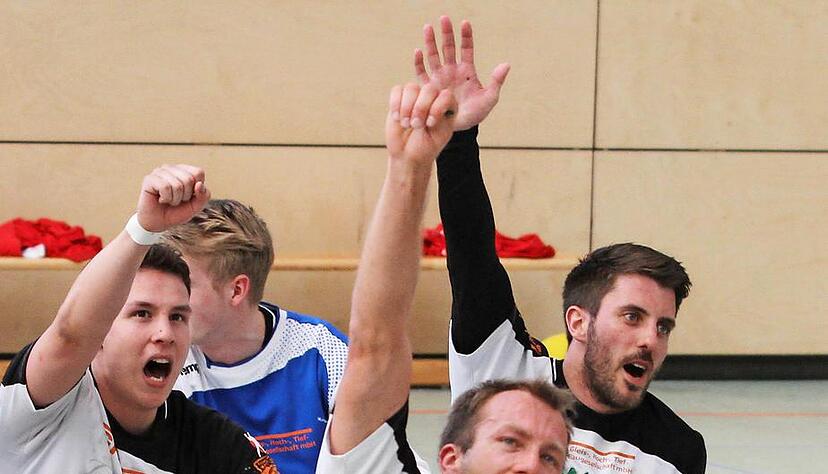 Tobias Gärttner (vorne) und die SG bejubeln den Sieg.Foto: Alexander Bertok Tobias Gärttner (vorne) und die SG bejubeln den Sieg.Foto: Alexander Bertok