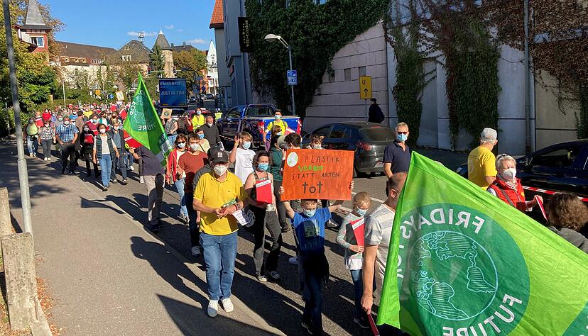 Die Klimaaktivisten ziehen durch die Öhringer Innenstadt. Foto: Yvonne Tscherwitschke
