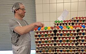 Rund 8000 Eier sind auf dem Turm, den Ulrich Möhler fertig macht.