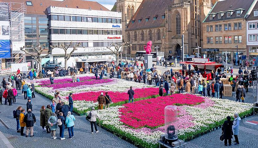Zehntausende Blumen auf dem Marktplatz bilden den Rahmen für das Fest zum fünften Jahrestag der Buga-Eröffnung in Heilbronn.
Foto: Mario Berger