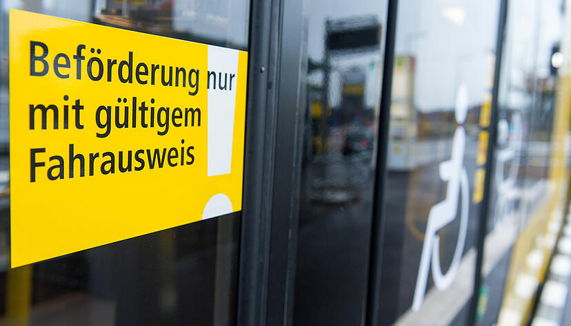 Wer die öffentlichen Verkehrsmittel nutzen will, braucht ein gültiges Ticket. Wer die öffentlichen Verkehrsmittel nutzen will, braucht ein gültiges Ticket.