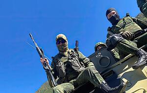 Russische Militärs sollen offenbar Kriegsverweigerer einschüchtern. Russische Militärs sollen offenbar Kriegsverweigerer einschüchtern.