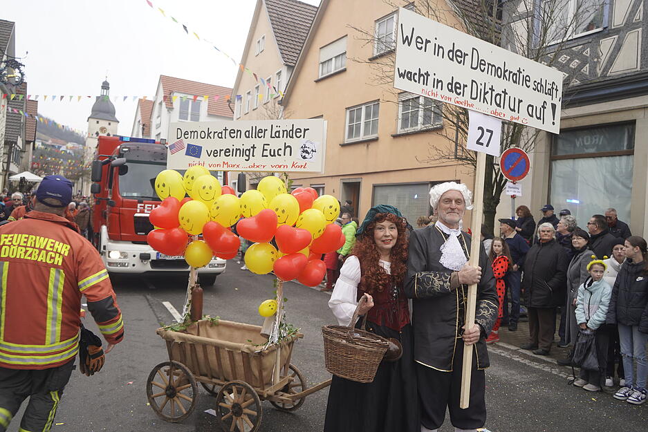 Festumzug in D&ouml;rzbach: Zuschauer genie&szlig;en den traditionellen Fr&uuml;hjahrspferdemarkt
