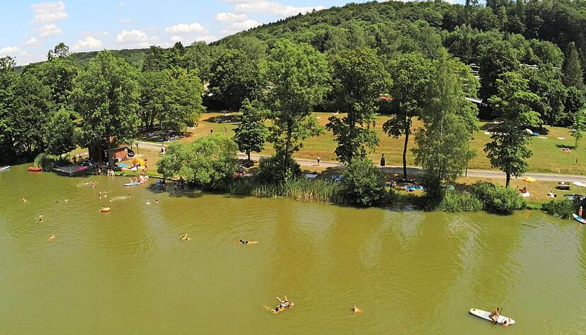 Der Neumühlsee in Waldenburg ist der einzige Badesee im Hohenlohekreis mit Bademeister. Der Neumühlsee in Waldenburg ist der einzige Badesee im Hohenlohekreis mit Bademeister.