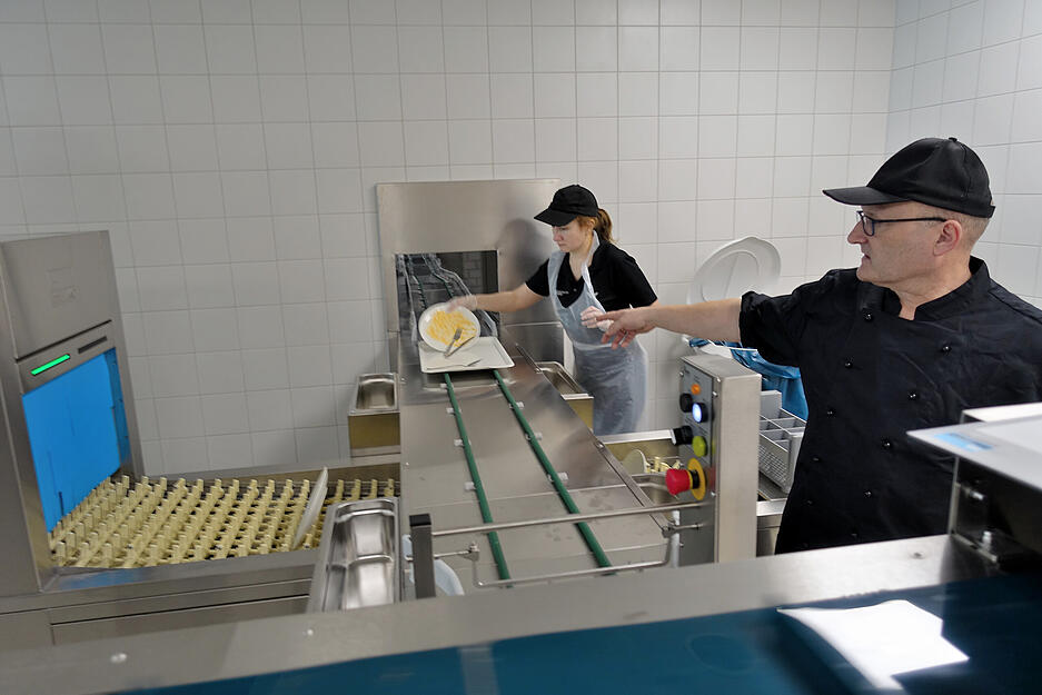 Die ersten Tabletts kommen zur&uuml;ck. Auf mehr als 1000 G&auml;ste am Tag ist auch die Sp&uuml;lstra&szlig;e ausgelegt. Am ersten Tag sind nur wenige Dutzend Besucher da.