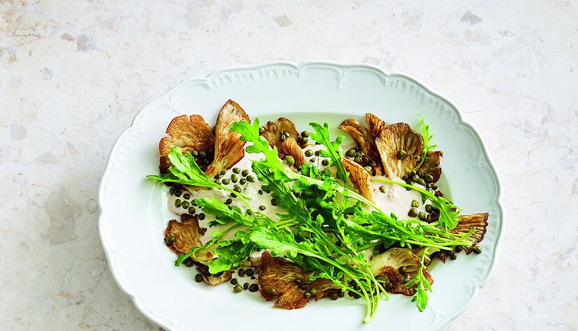 Statt über Kalbfleisch kommt die Thunfischsoße über die gebratenen Pilze vom «Austernpilze Tonnato». Kapern und Rucola runden die Vorspeise ab.