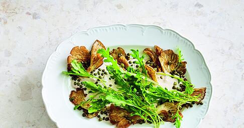 Statt über Kalbfleisch kommt die Thunfischsoße über die gebratenen Pilze vom «Austernpilze Tonnato». Kapern und Rucola runden die Vorspeise ab.