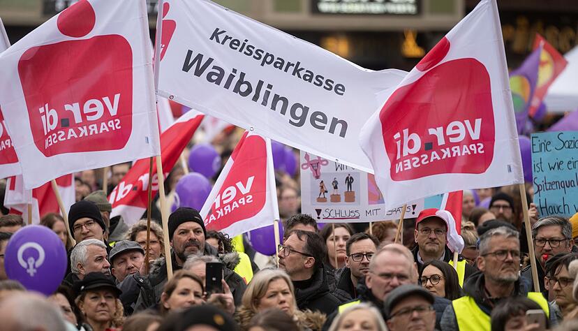 Demonstranten nehmen an einer Kundgebung teil.