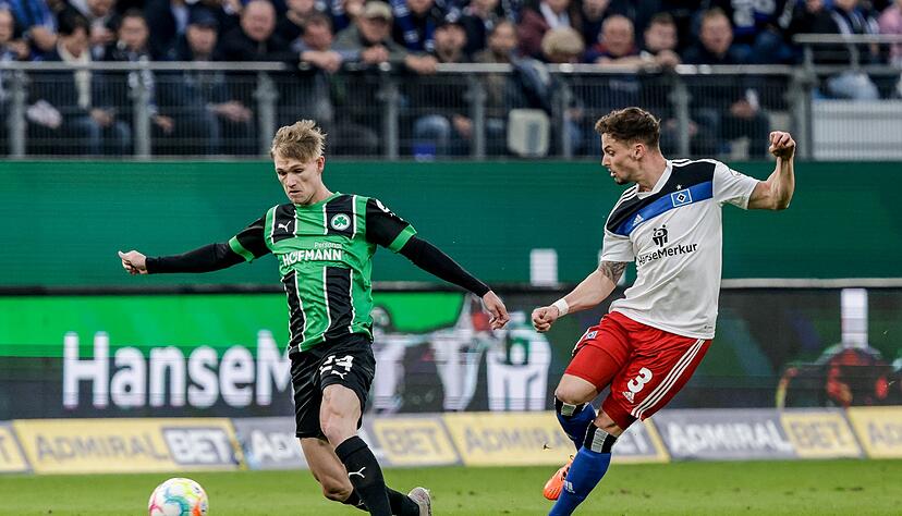 Marco John (l) wechselt abl&ouml;sefrei zur SpVgg Greuther F&uuml;rth. Dorthin war er bereits einmal ausgeliehen.