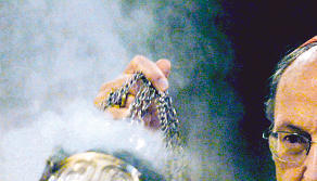 Ausgerechnet Weihrauch als Feinstaub-Gefahr? Unterl&auml;nder Katholiken reagieren gelassen auf eine Studie. Beim dosierten Einsatz bleibt es. (Foto: dpa)