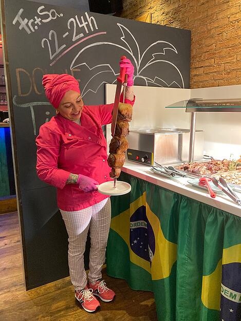 Um das geht's: Marcia Brucher zeigt einen Fleischspieß, in diesem Fall Tafelspitz.