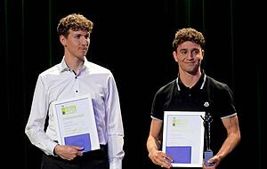 Milan Hosseini (rechts) konnte den begehrten "Händedruck" aus Bronze in diesem Jahr persönlich entgegennehmen. Leichtathlet Tim Holzapfel wurde Dritter. Milan Hosseini (rechts) konnte den begehrten "Händedruck" aus Bronze in diesem Jahr persönlich entgegennehmen. Leichtathlet Tim Holzapfel wurde Dritter.