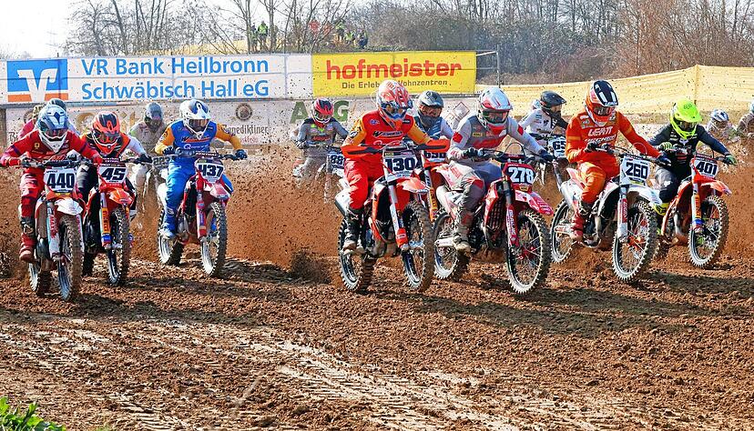 Die Startphase geh&ouml;rt beim Motocross zu den entscheidendsten Momenten im Rennen. Nico Koch (Nr. 260) und Marcel Stauffer (Nr. 401) fuhren sp&auml;ter auf das Podium.
