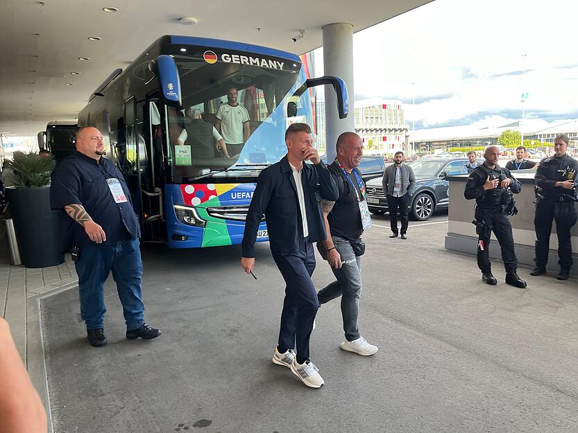 Auch Toni Kroos geht, von Security begleitet, zu den wartenden Fans in Stuttgart. Auch Toni Kroos geht, von Security begleitet, zu den wartenden Fans in Stuttgart.