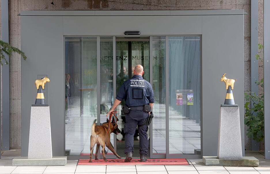 Sicherheitspersonal begleitet den Besuch von Kanzler Olaf Scholz bei Reinhold Würth in Künzelsau. Sicherheitspersonal begleitet den Besuch von Kanzler Olaf Scholz bei Reinhold Würth in Künzelsau.
