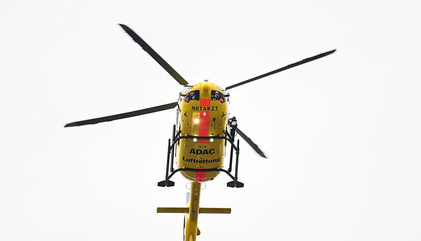 Der Autofahrer wurde per Rettungshubschrauber in eine Klinik gebracht. (Symbolbild)