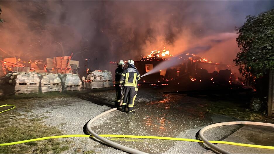 Die Flammen setzten ein Auto und einen Anhänger in Brand. Die Flammen setzten ein Auto und einen Anhänger in Brand.