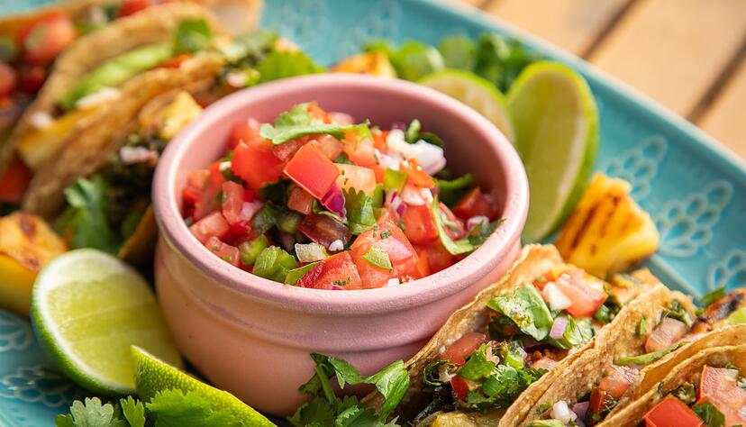 An der Salsa zu den Hähnchen-Tacos kann sich jeder nach Wahl bedienen. Die Salsa wird in der mexikanischen Küche «Pico de gallo» (spanisch für «Hahnenschnabel») genannt.