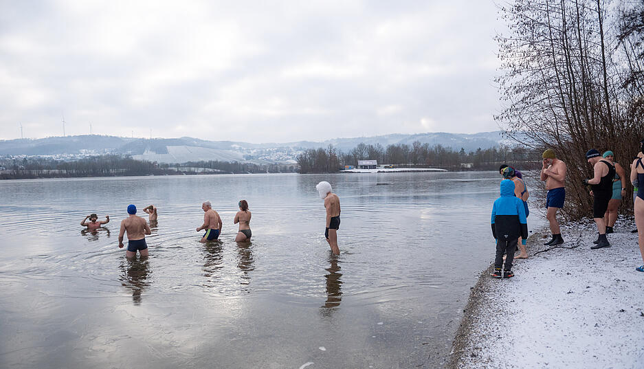 Mutige Badeg&auml;ste steigen bei eisigen Temperaturen in den Breitenauer See.