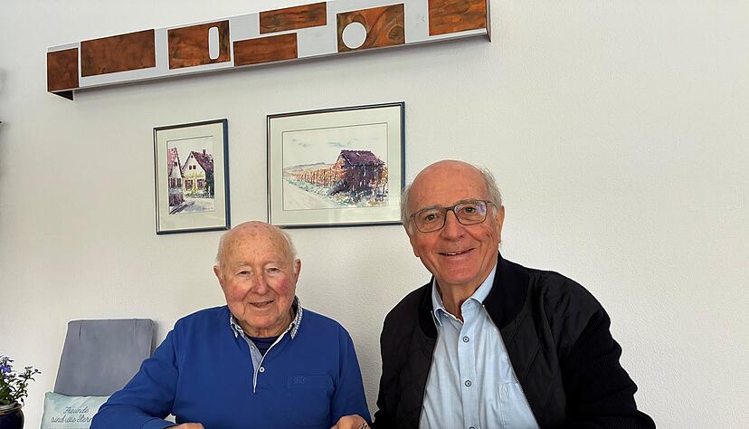 Heinz Ortwein (links) und Werner Eckstein interessieren sich f&uuml;r Leingartens Geschichte. Auf Ecksteins Vorschlag hin begann unter anderem Ortwein mit der Suche nach alten Ausdr&uuml;cken aus dem Leingartener Dialekt.