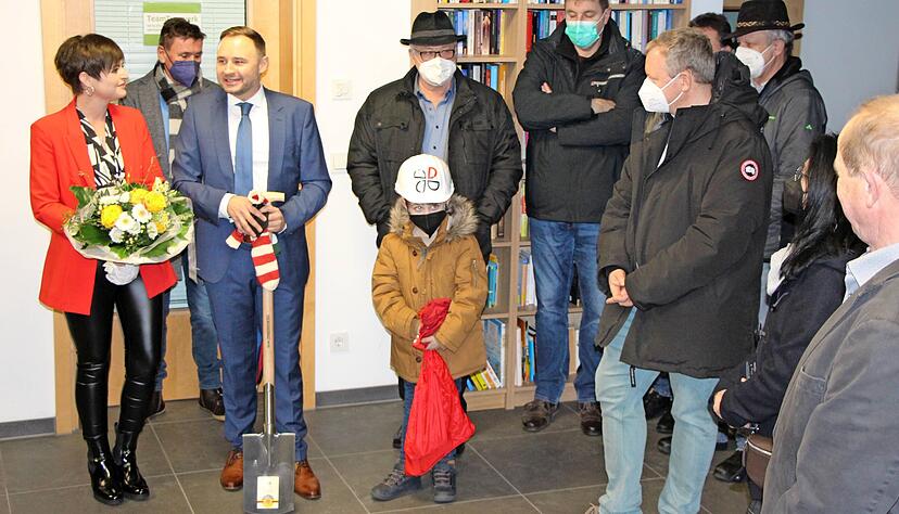 Spaten, Wollsocken, Bauhelm: Andy Kümmerle (3. von links) hat für seine zweite Amtszeit noch allerlei Rüstzeug mit auf den Weg bekommen.
Fotos: Tamara Ludwig