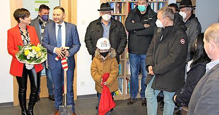 Spaten, Wollsocken, Bauhelm: Andy Kümmerle (3. von links) hat für seine zweite Amtszeit noch allerlei Rüstzeug mit auf den Weg bekommen.
Fotos: Tamara Ludwig Spaten, Wollsocken, Bauhelm: Andy Kümmerle (3. von links) hat für seine zweite Amtszeit noch allerlei Rüstzeug mit auf den Weg bekommen.
Fotos: Tamara Ludwig