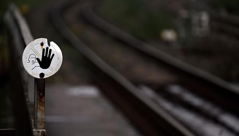 Wegen Bauarbeiten halten in Bochum seit Anfang September keine Regionalbahnen oder Fernzüge mehr - doch ein Ende der Sperrung ist absehbar (Foto Illustration). Wegen Bauarbeiten halten in Bochum seit Anfang September keine Regionalbahnen oder Fernzüge mehr - doch ein Ende der Sperrung ist absehbar (Foto Illustration).