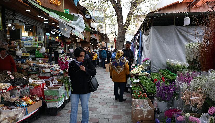 Menschen in Teheran erledigen ihre Einkäufe vor dem persischen Neujahrsfest Norus im Schatten des Krieges. Menschen in Teheran erledigen ihre Einkäufe vor dem persischen Neujahrsfest Norus im Schatten des Krieges.