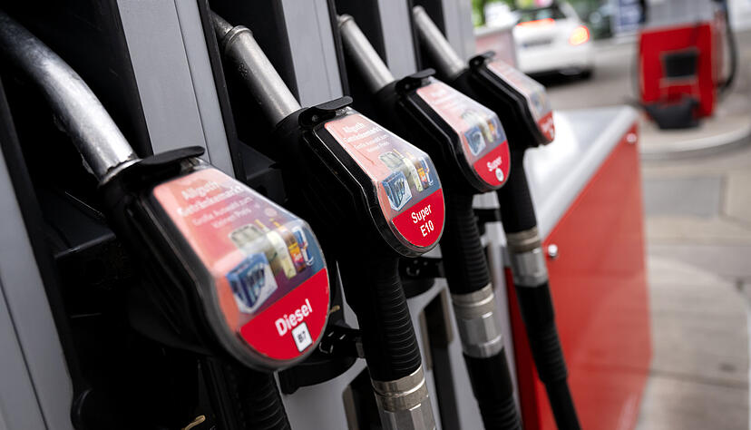 Abh&auml;ngig vom Sprit: Fahrschulen haben mit den aktuellen Benzinpreisen zu k&auml;mpfen: Bei der Frage, ob Fahrsch&uuml;ler erh&ouml;hte Preise f&uuml;r Fahrstunden zahlen sollten, sind sie sich uneinig.