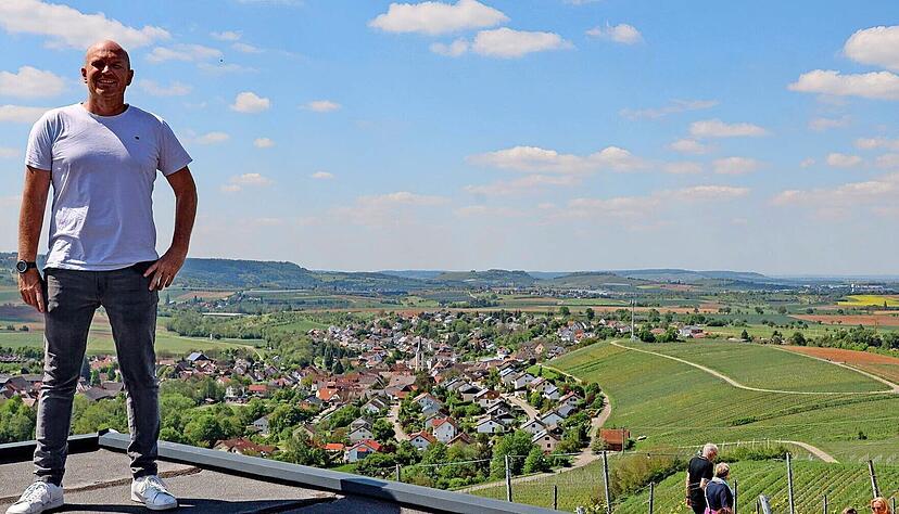 Die erste Gäwele-Tour war ein voller Erfolg: Jens Breuninger und seine Mitinitiatoren haben Weitblick bewiesen und dem Publikum eine Weinwanderung mit spektakulären Aussichten geboten.
Fotos: Matthias Lauterer Die erste Gäwele-Tour war ein voller Erfolg: Jens Breuninger und seine Mitinitiatoren haben Weitblick bewiesen und dem Publikum eine Weinwanderung mit spektakulären Aussichten geboten.
Fotos: Matthias Lauterer