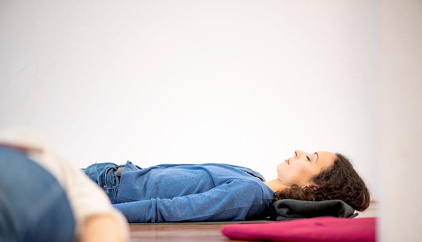 Anspannung spüren, dann Entspannung: Das ist das Grundprinzip der Progressiven Muskelentspannung. Anspannung spüren, dann Entspannung: Das ist das Grundprinzip der Progressiven Muskelentspannung.