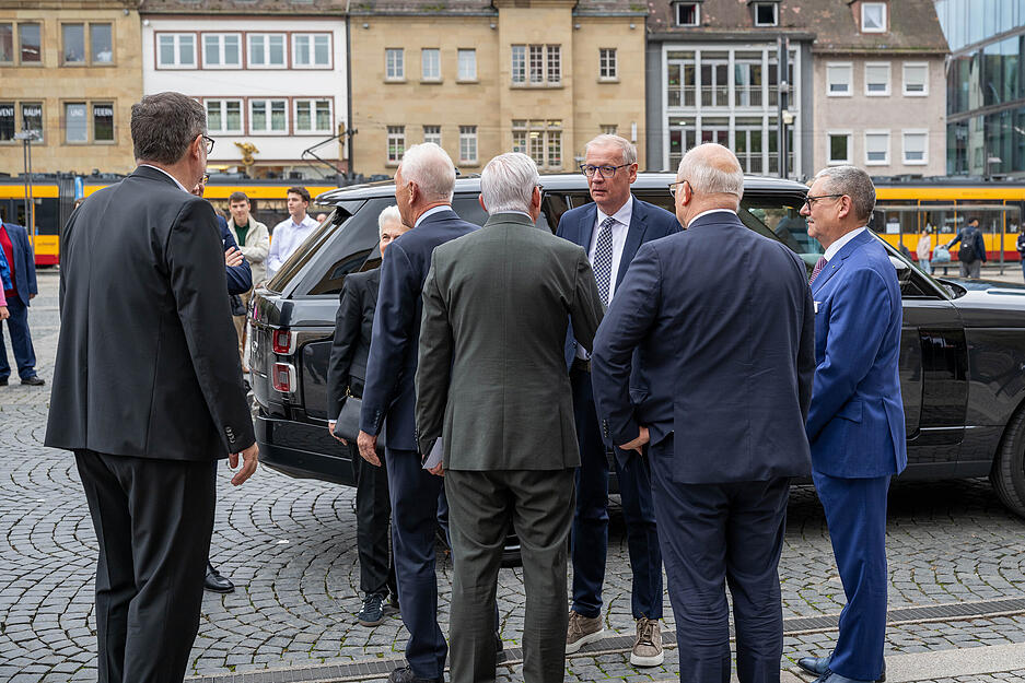 Fernsehmoderator Günther Jauch erhält in diesem Jahr den Demokratiepreis „Württemberger Köpfe“. Die Württemberger Gesellschaft ehrt ihn am Donnerstagabend in der Heilbronner Harmonie, zuvor trug sich Jauch ins Goldene Buch der Stadt ein.