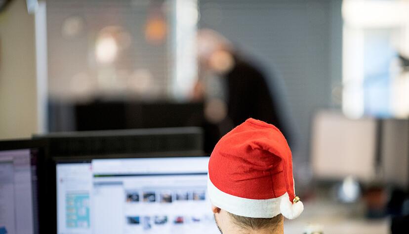 Ob es Weihnachtsgeld gibt oder nicht, kann im Tarif- oder Arbeitsvertrag festgehalten sein. Ob es Weihnachtsgeld gibt oder nicht, kann im Tarif- oder Arbeitsvertrag festgehalten sein.