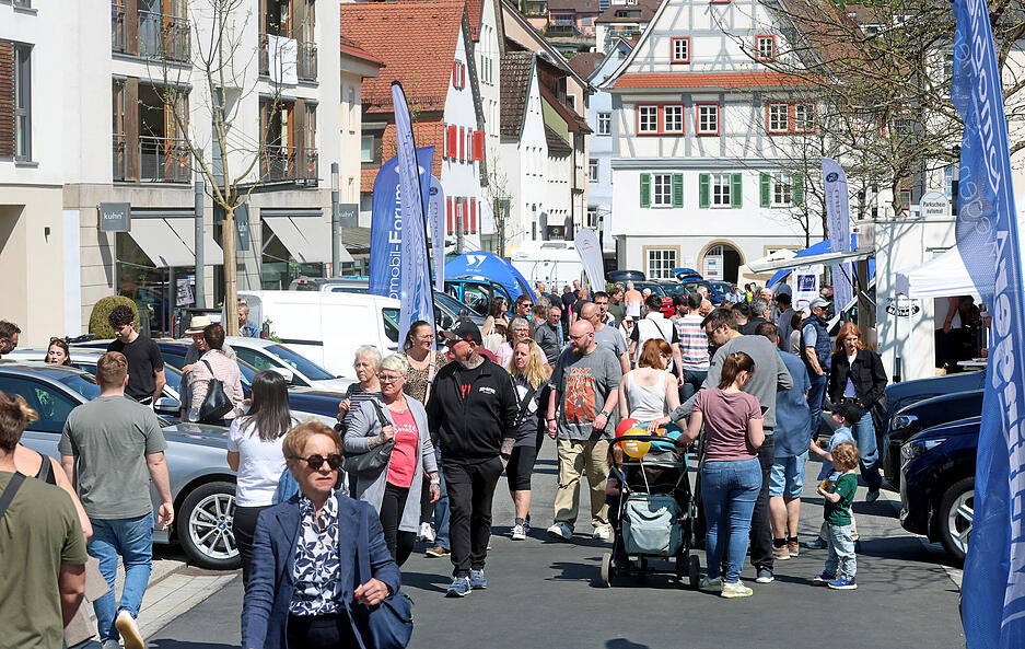 H&auml;ndler pr&auml;sentieren Neu- und Gebrauchtwagen, auch Quads, E-Bikes und Scooter sind im Angebot.