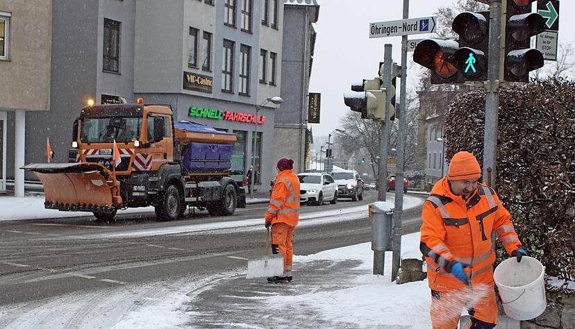 Der Winterdienst des Baubetriebshofs Öhringen bekämpft die Rutschgefahr.