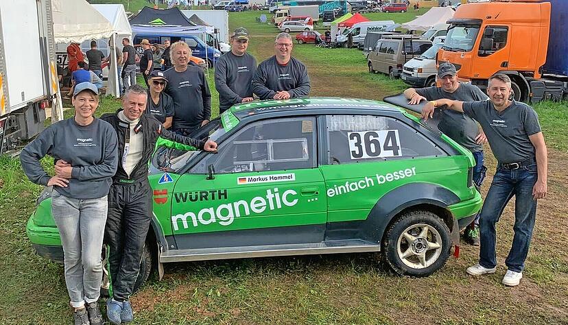 Markus Hammel (Zweiter von links) mit seinem eingespielten Team. Sie treffen sich zwei Mal in der Woche um ihr Gefährt zu verbessern. Unterstützung und Zuspruch erhält er von Frau Bianca (links). Markus Hammel (Zweiter von links) mit seinem eingespielten Team. Sie treffen sich zwei Mal in der Woche um ihr Gefährt zu verbessern. Unterstützung und Zuspruch erhält er von Frau Bianca (links).