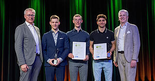 Tilmann Distelbarth, Verleger der Heilbronner Stimme (ganz links), hat im M&auml;rz 2024 das Kunstrad-Duo Jonas M&auml;chtig und Simon Riedinger sowie den Turner Milan Hosseini mit Stimme-Chefredakteur Uwe Ralf Heer (ganz rechts) geehrt.